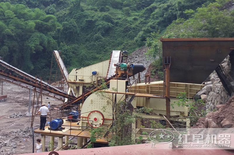 石灰石錘破生產(chǎn)現(xiàn)場(chǎng)