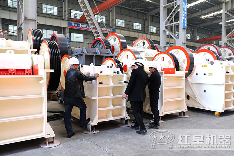 客戶到廠考察顎式破碎機(jī)