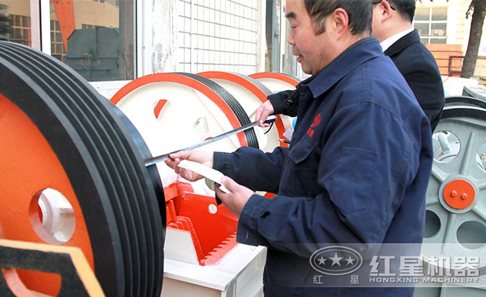 工作人員檢查顎破現(xiàn)場