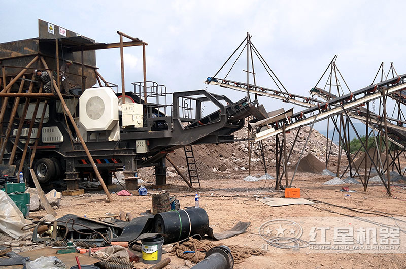 移動(dòng)破碎機(jī)現(xiàn)場(chǎng)