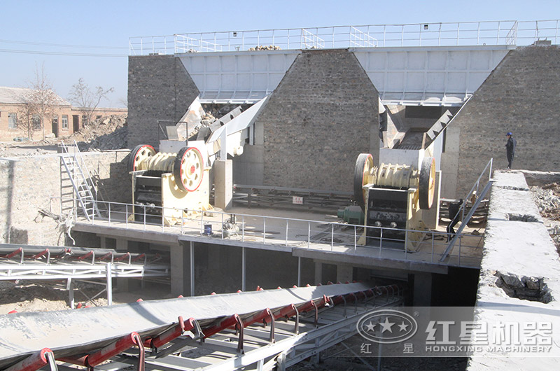 時產(chǎn)500噸的大型石料破碎機設(shè)備生產(chǎn)現(xiàn)場