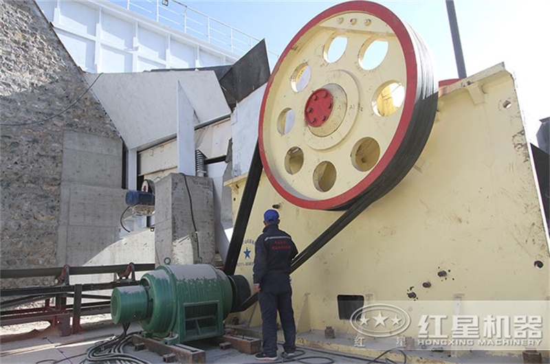 大型顎式破碎機設(shè)備安裝現(xiàn)場