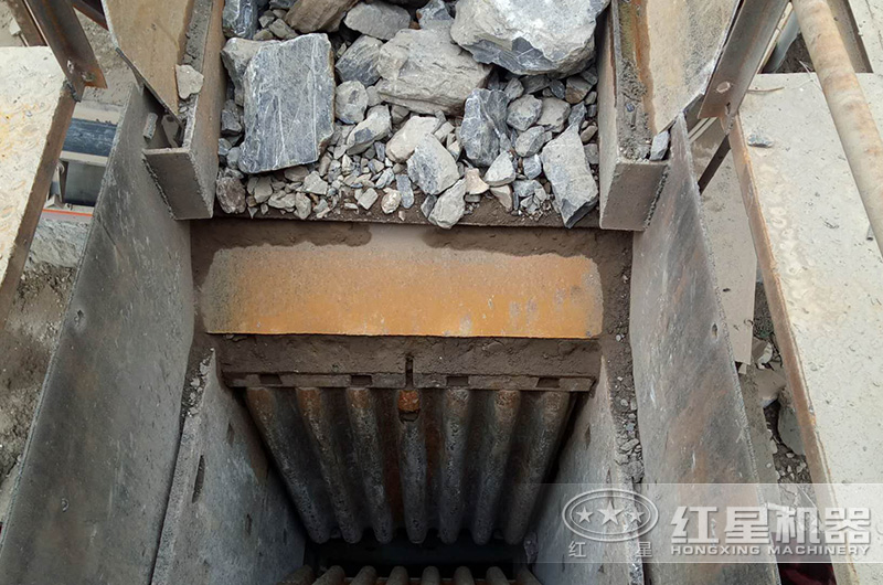 顎式破碎機(jī)的超大進(jìn)料口，可破碎較高硬度的石料