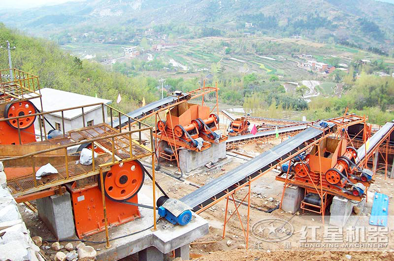 紅星顎式破碎機(jī)生產(chǎn)線現(xiàn)場(chǎng)，配置合理、高產(chǎn)運(yùn)行