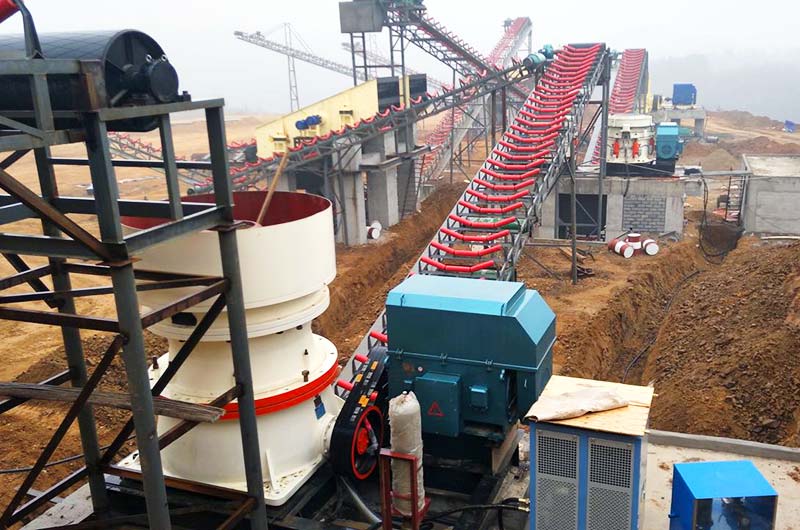 安裝完畢，準(zhǔn)備投入生產(chǎn)的圓錐破碎機(jī)工作現(xiàn)場(chǎng)